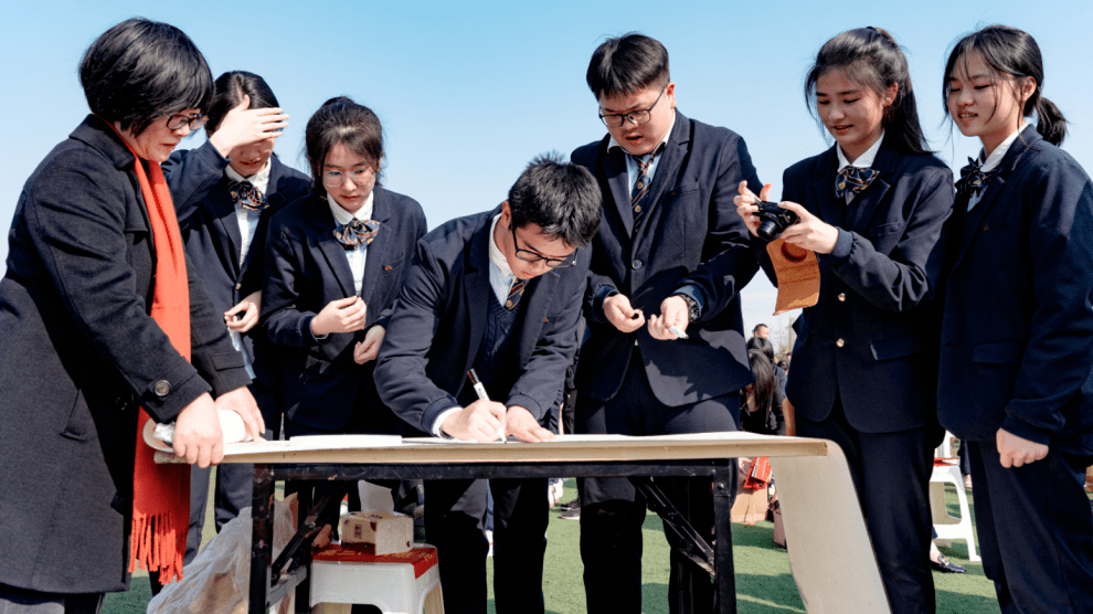 18个班级,18岁,以"十八而志,砥行担当"为主题的温州市第八高级中学