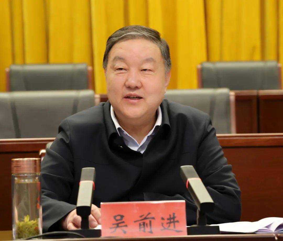 人士现场举牌捐赠杨成林指出,慈善事业是神木持续增进民生福祉的重要