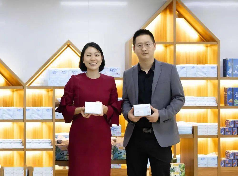金鹰中国董事长陈昱廷,可心柔总经理陈科签约仪式后合影可心柔品牌