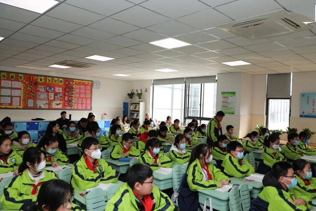 尹山湖中学郭丽娟老师在初一(1)班开设《谁是最可爱的人》,郭老师以