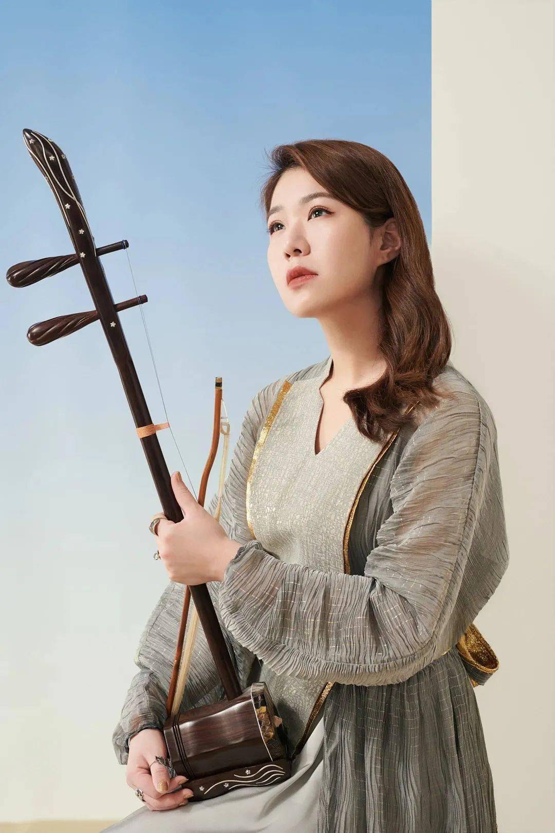 2月11日,古筝演奏家赵墨佳带领"廿一筝团",在42把古筝中同时演奏21把