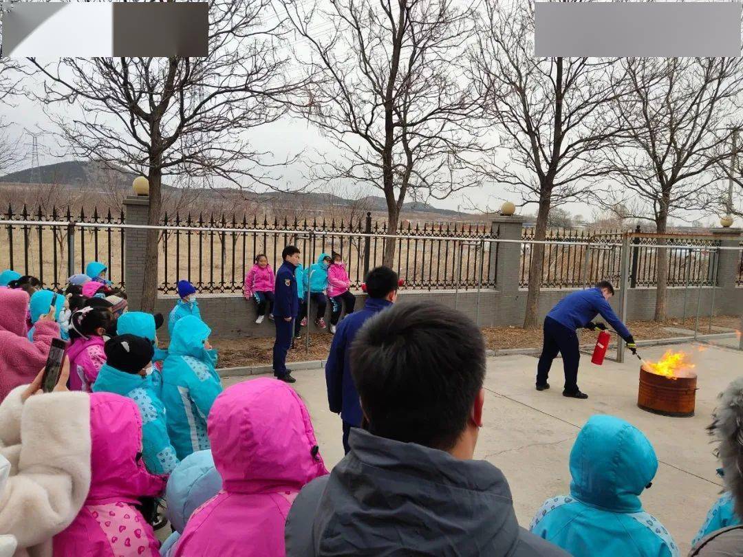 小学2020级十中队的少先队员们在老师的带领下,走进细河区玉龙路消防