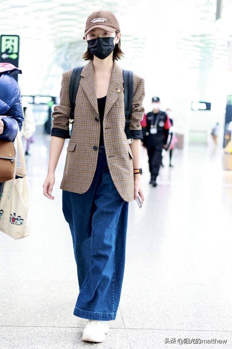 街拍:万茜身穿棕色格子西装外套时尚休闲_深圳_机场