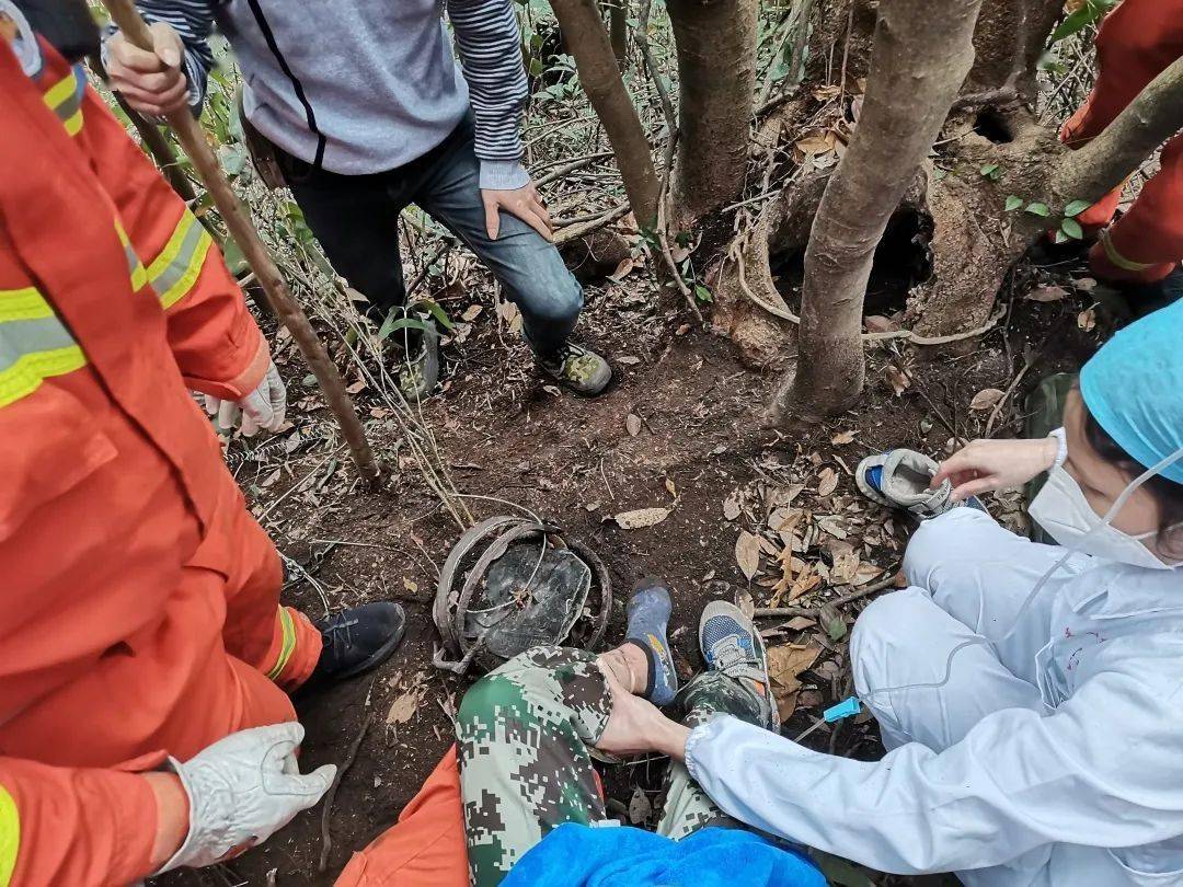 捕獸夾首先使用手砂輪機割斷鋼絲繩套救護組做好保護措施在醫護人員的