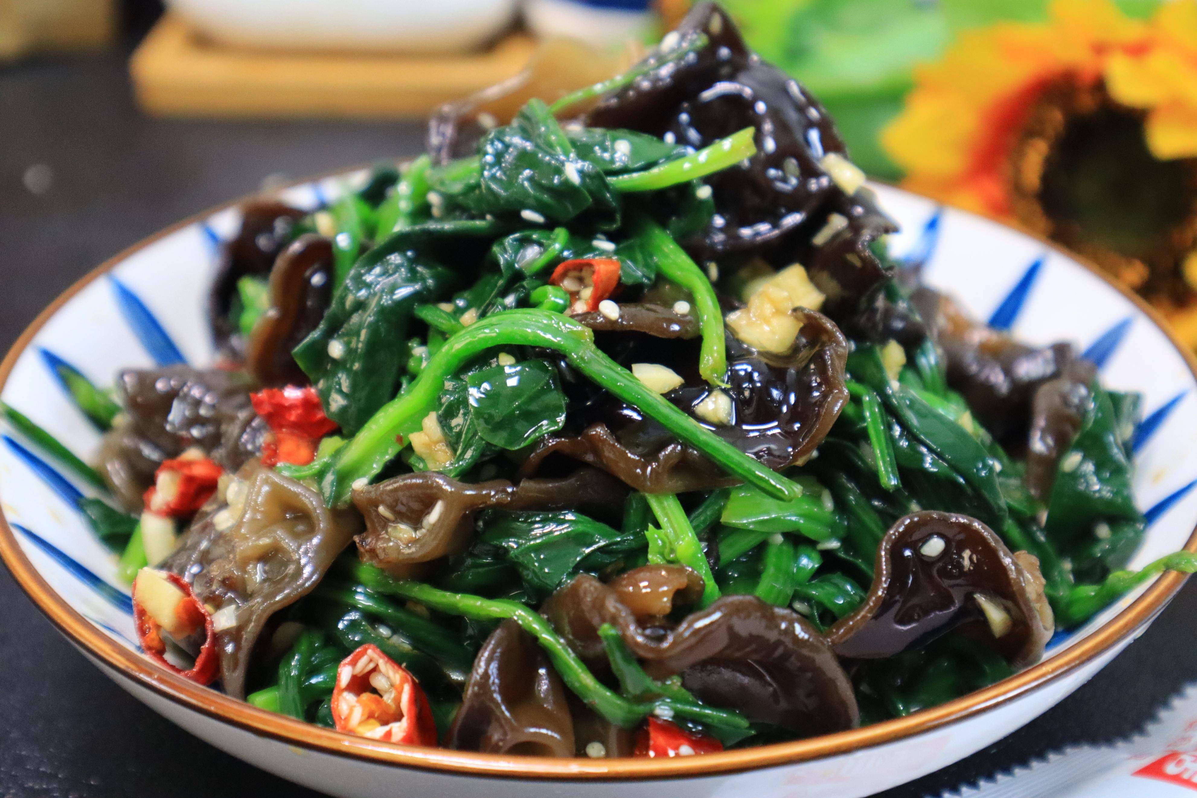 1,准备菠菜摘掉根部洗净,木耳提前泡发,把根部煎掉.