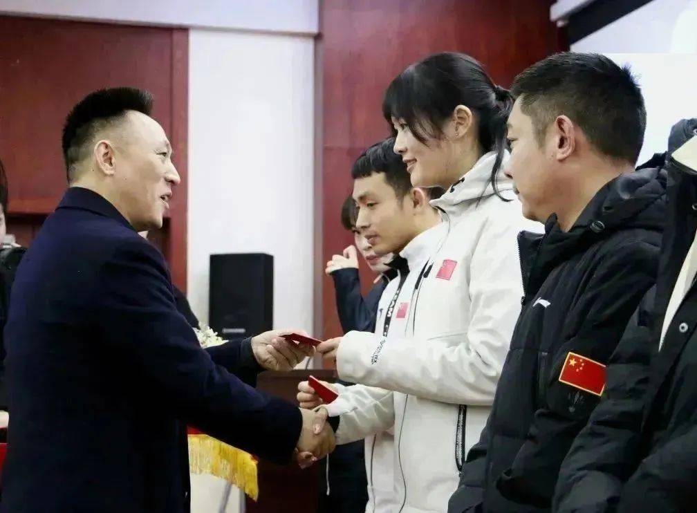 石强桢副局长为退役运动员颁发退役证书退役仪式结束后,石强桢副