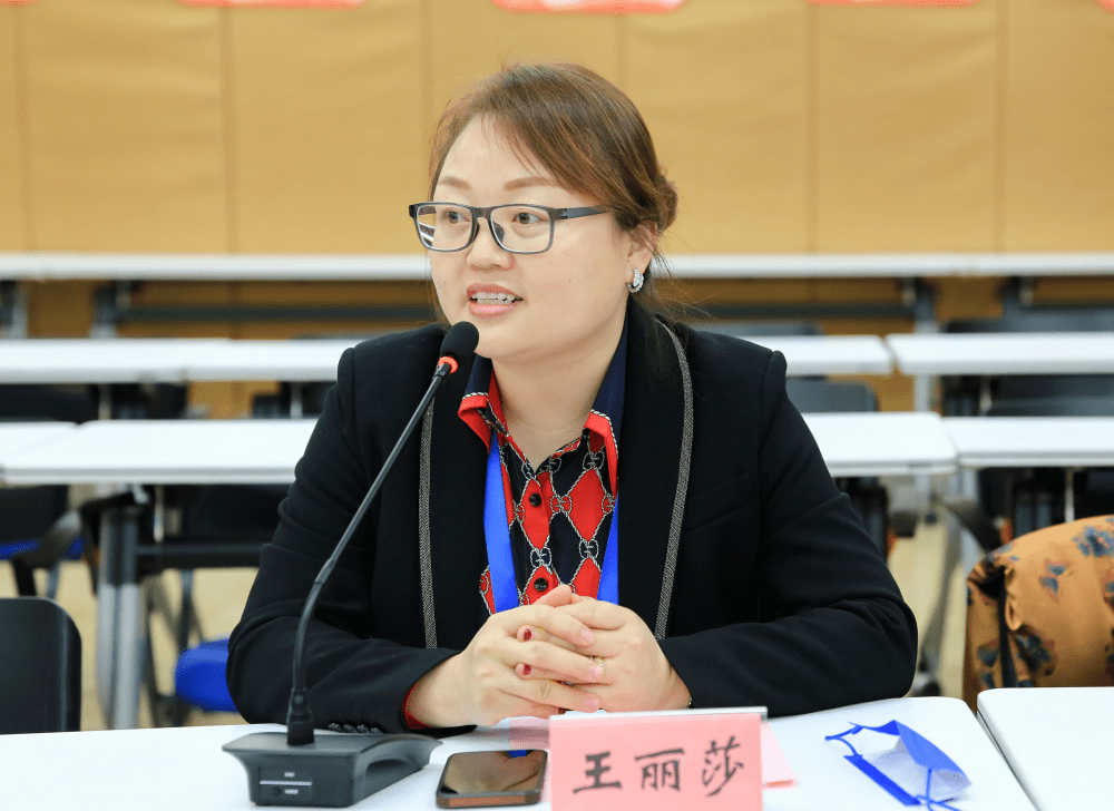 河南省儿童医院副院长吴红燕主持仪式.