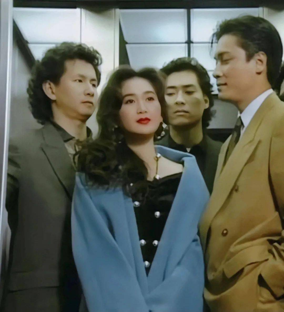 周海媚在《雌雄大老千》里穿着翠绿色的大衣笑弯了腰;港式的复古氛围