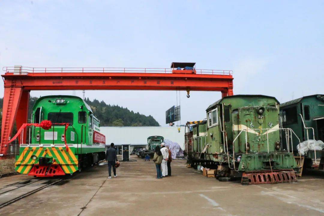 在新的gk1c型新能源機車身邊,是它的柴油機車前身,站在兩輛面前,衝擊