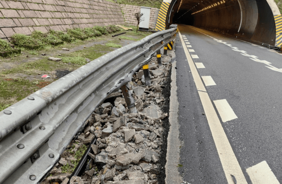 霞浦中隊執法員在日常執法巡查時發現,瀋海高速硤門隧道口路段bk1891