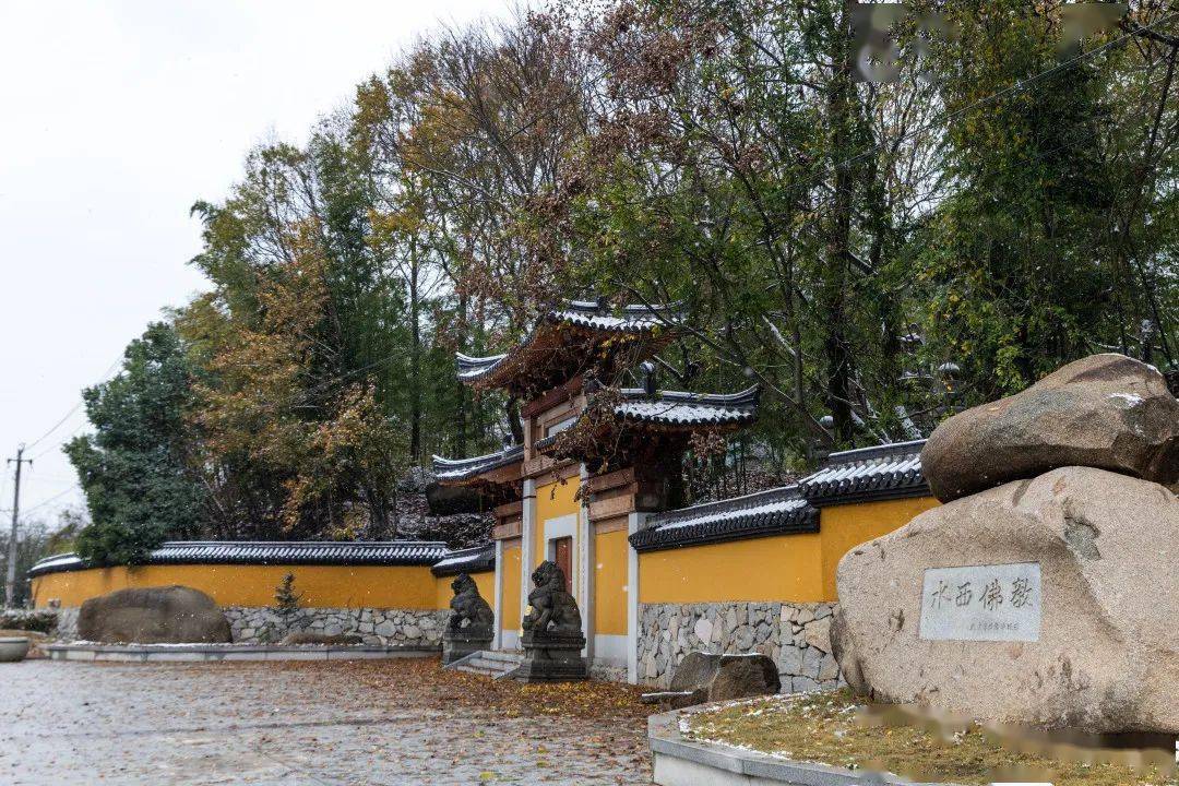 掩映其中宋代雙塔傲峙左右,山前涇水碧波盪漾查濟古村落依山面水許溪