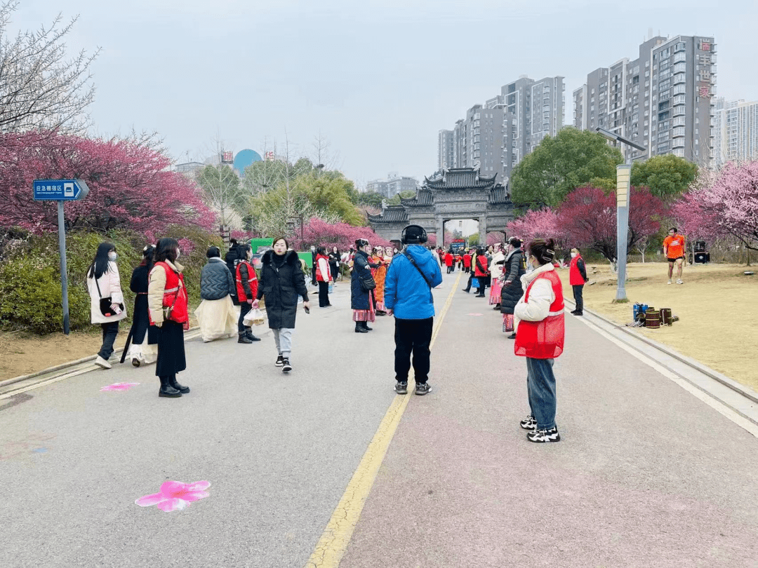 “红马甲”让黄州旅游底色更鲜明