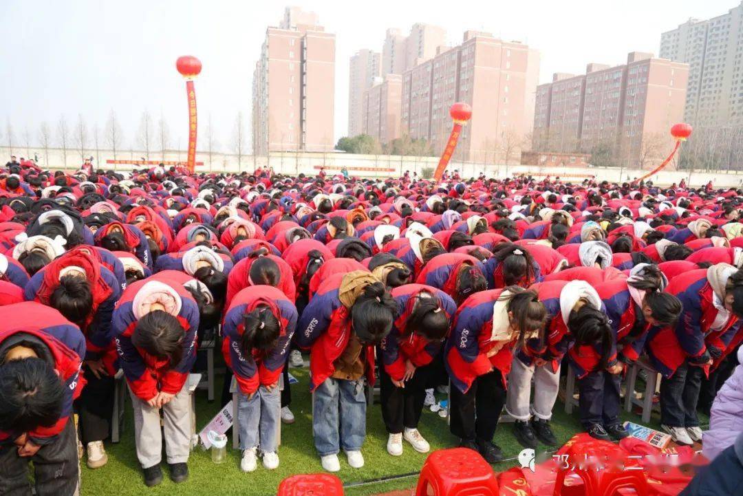 学校还邀请了全国著名青年励志演讲家邢梁老师到场为同学们作励志演讲