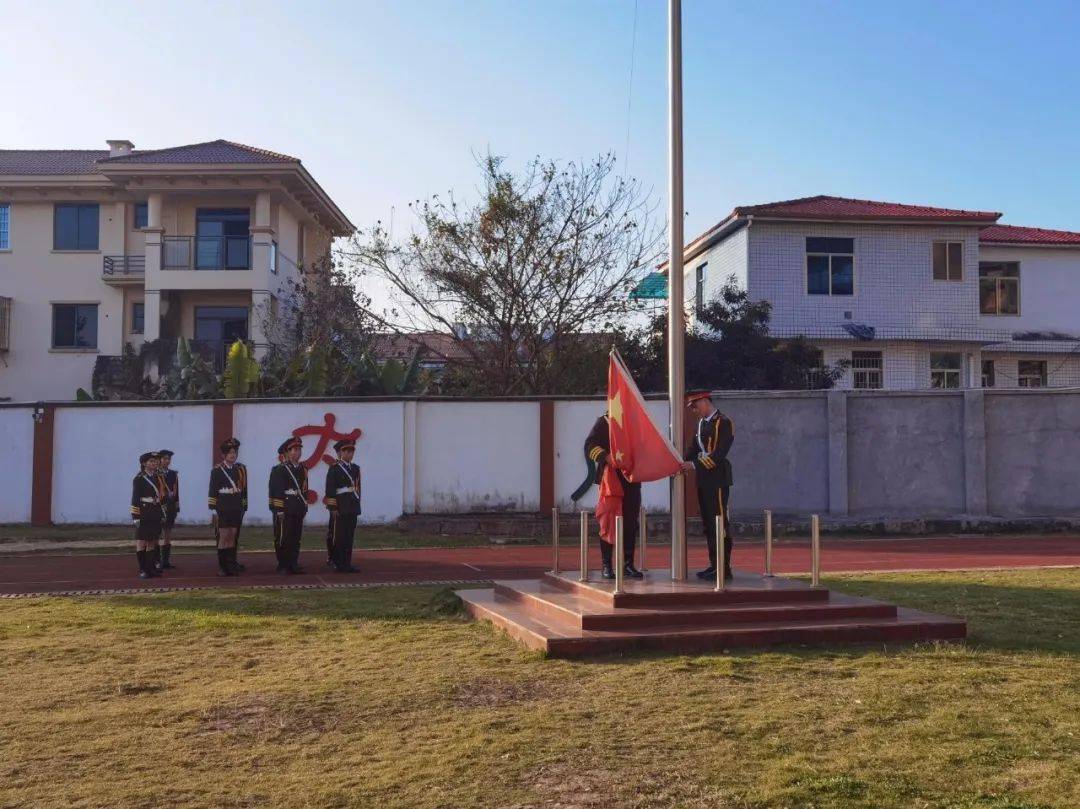 【升旗仪式】以青春之花 结奋斗之果 ——漳州一职校腾飞校区举行2022