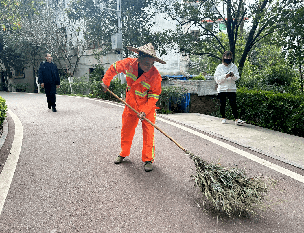陈景富:尽职尽责坚守环卫一线 默默奉献只为家园清洁_工作_城市_环境