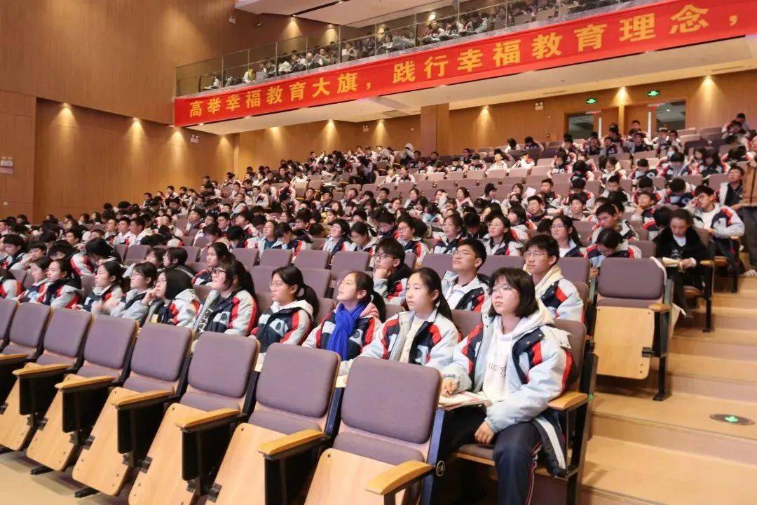瑞安市上海新纪元高级中学本次系列活动邀请到机关执法人员,律师,警官
