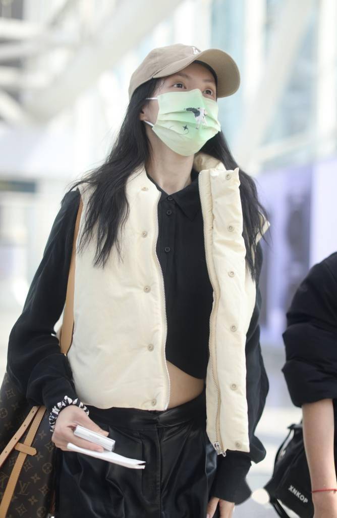 金晨从广州机场出发 身穿马甲内搭露脐装秀蛮腰_上衣_账号_好身材