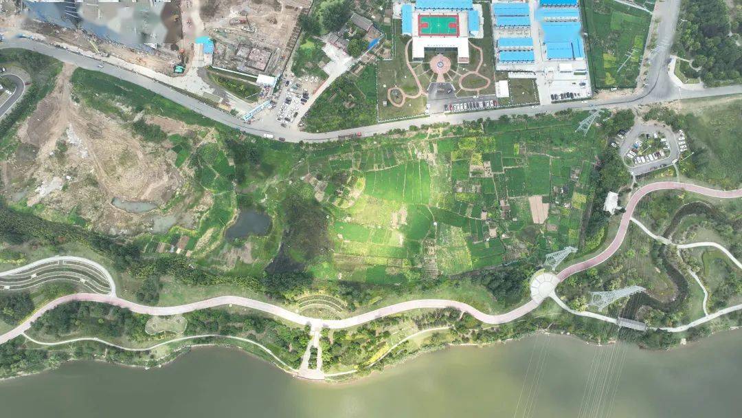 鲤鱼湖体育公园位于宜城市区中心地段,交通便利,人口密集,与宜城"四馆