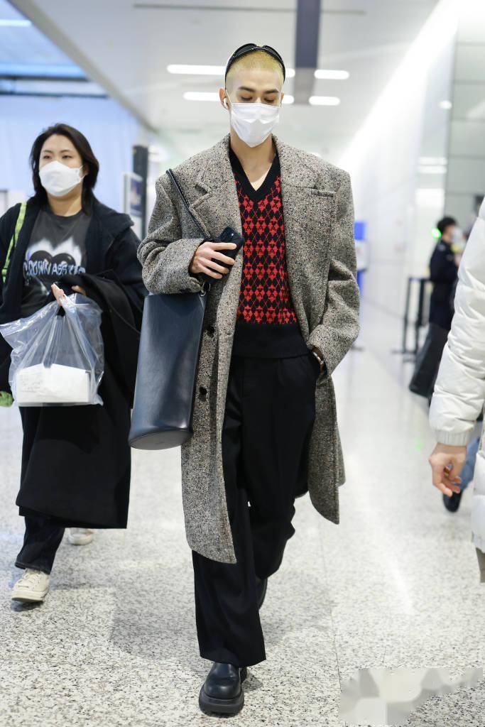 米卡灰色大衣造型现身机场 身高不够的他每次都穿出超模既视感_上海