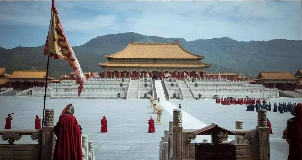 剧照历史学家黄仁宇在《万历十五年》中写道,明朝皇帝要参加献俘仪式