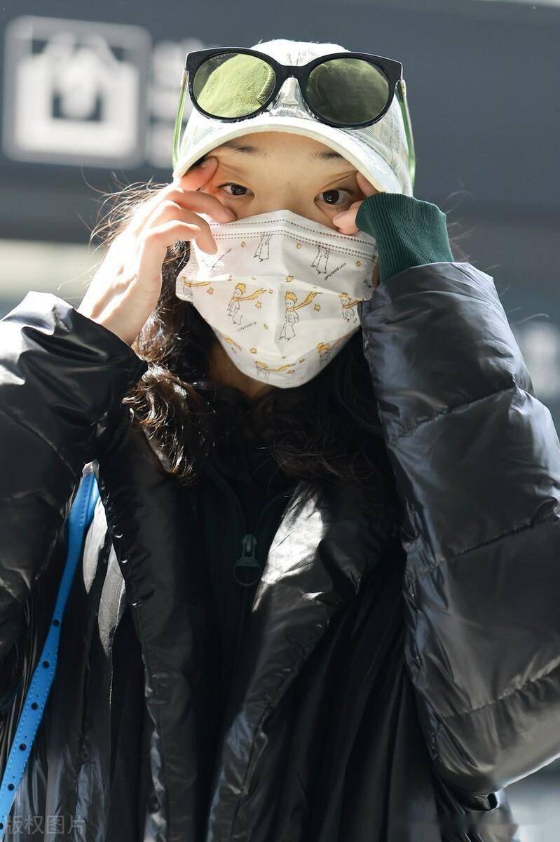 yamy郭颖上海虹桥机场出发,对镜搞怪十分可爱