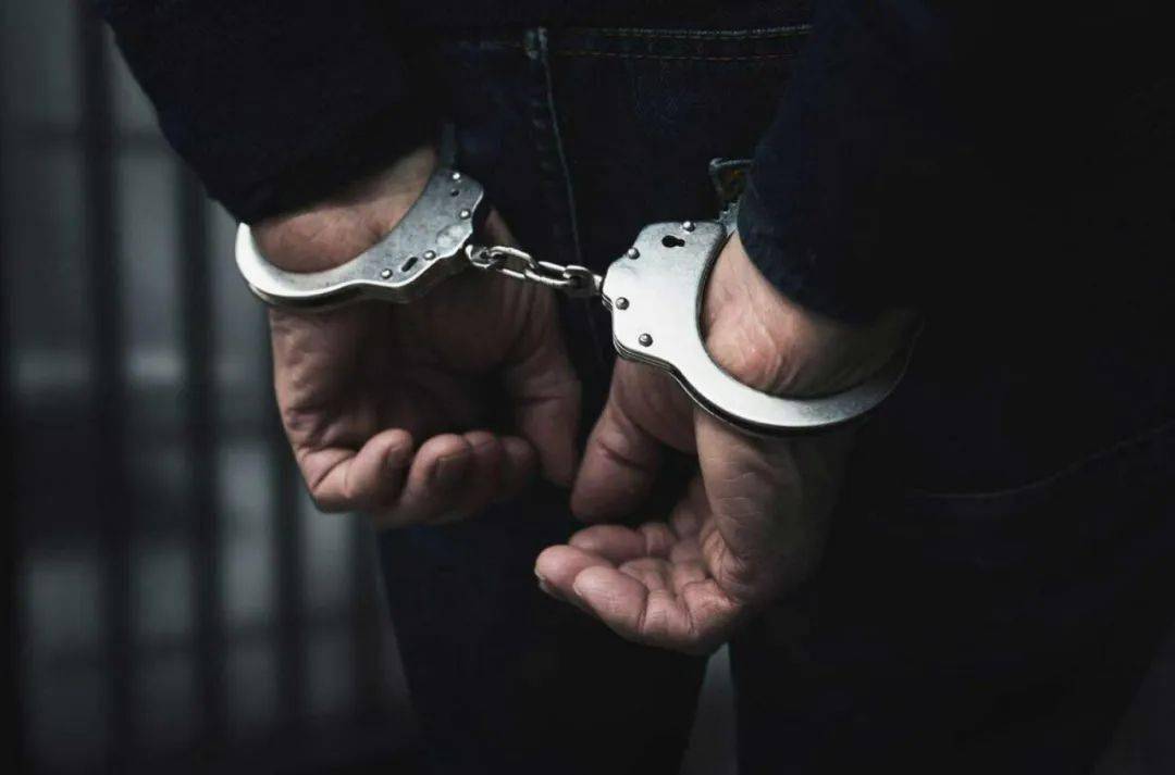 迪拜刑事法院判处一名团伙成员三年监禁,其他人缺席审判,法院还责令