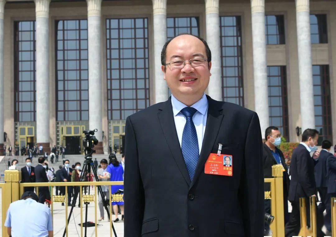 南京航空航天大学航空学院副院长王立峰长期从事微纳制造,新能源制造