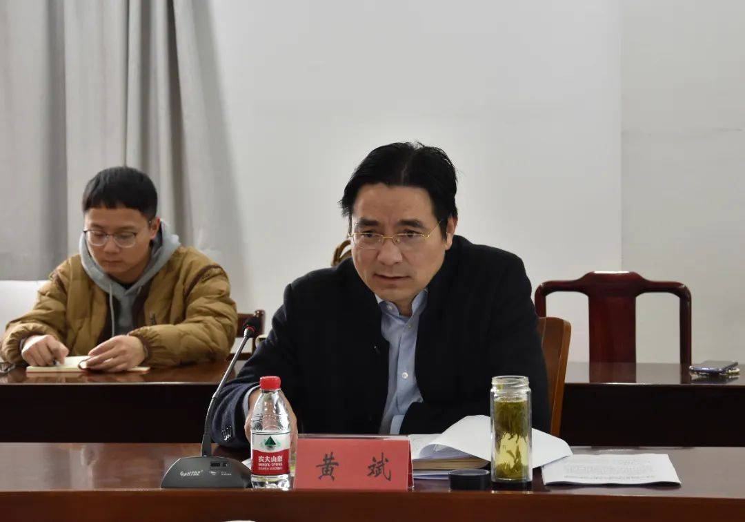 县发改局党组书记,局长黄斌,相关条线分管领导等参加座谈会.