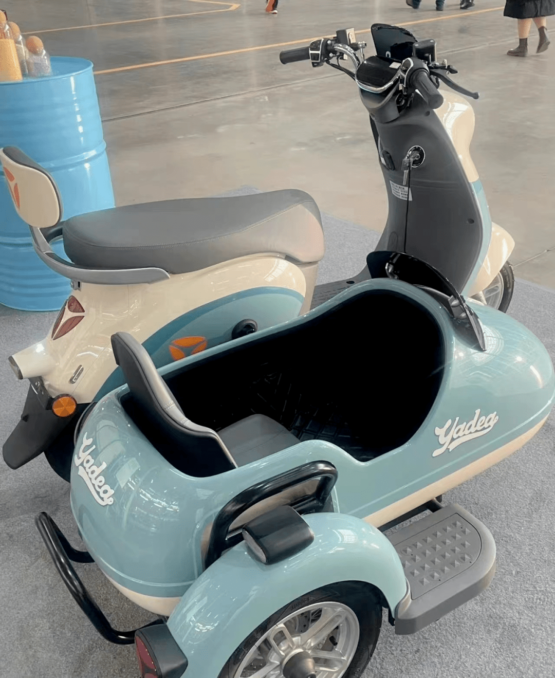 挎斗流行的莫兰迪色系狠狠地切中了当下低饱和度的蓝色车身成功地被