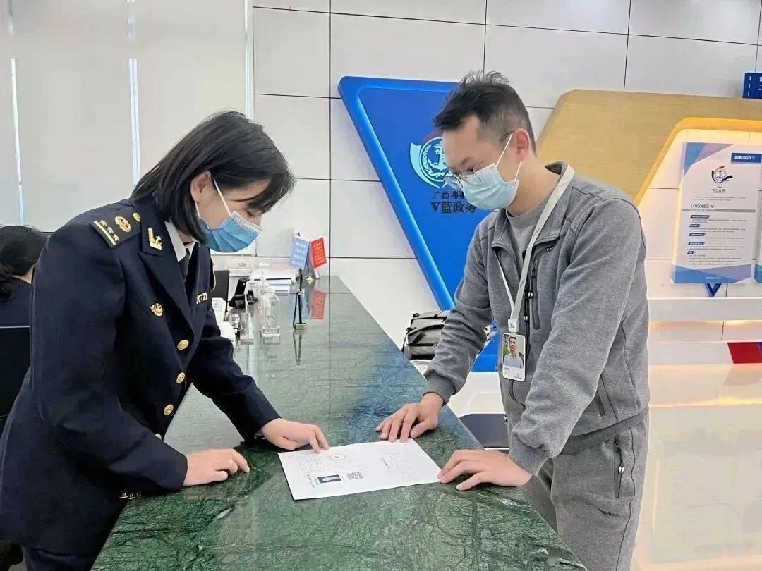 钦州签发首份《危险化学品水路运输从业资格证书》