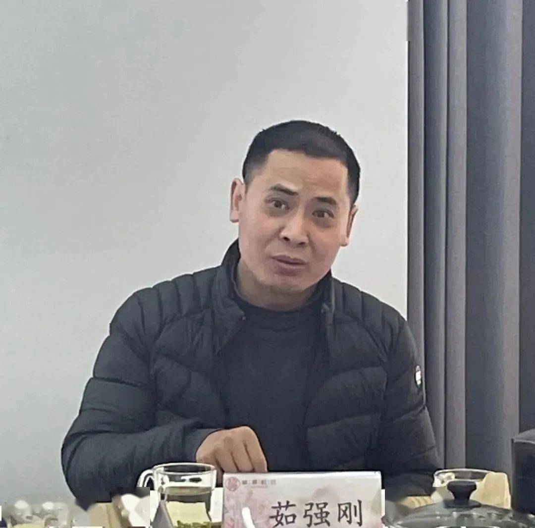 会上,沈松嵩向与会委员宣传解读有关政策文件,并介绍了社区在统筹资源