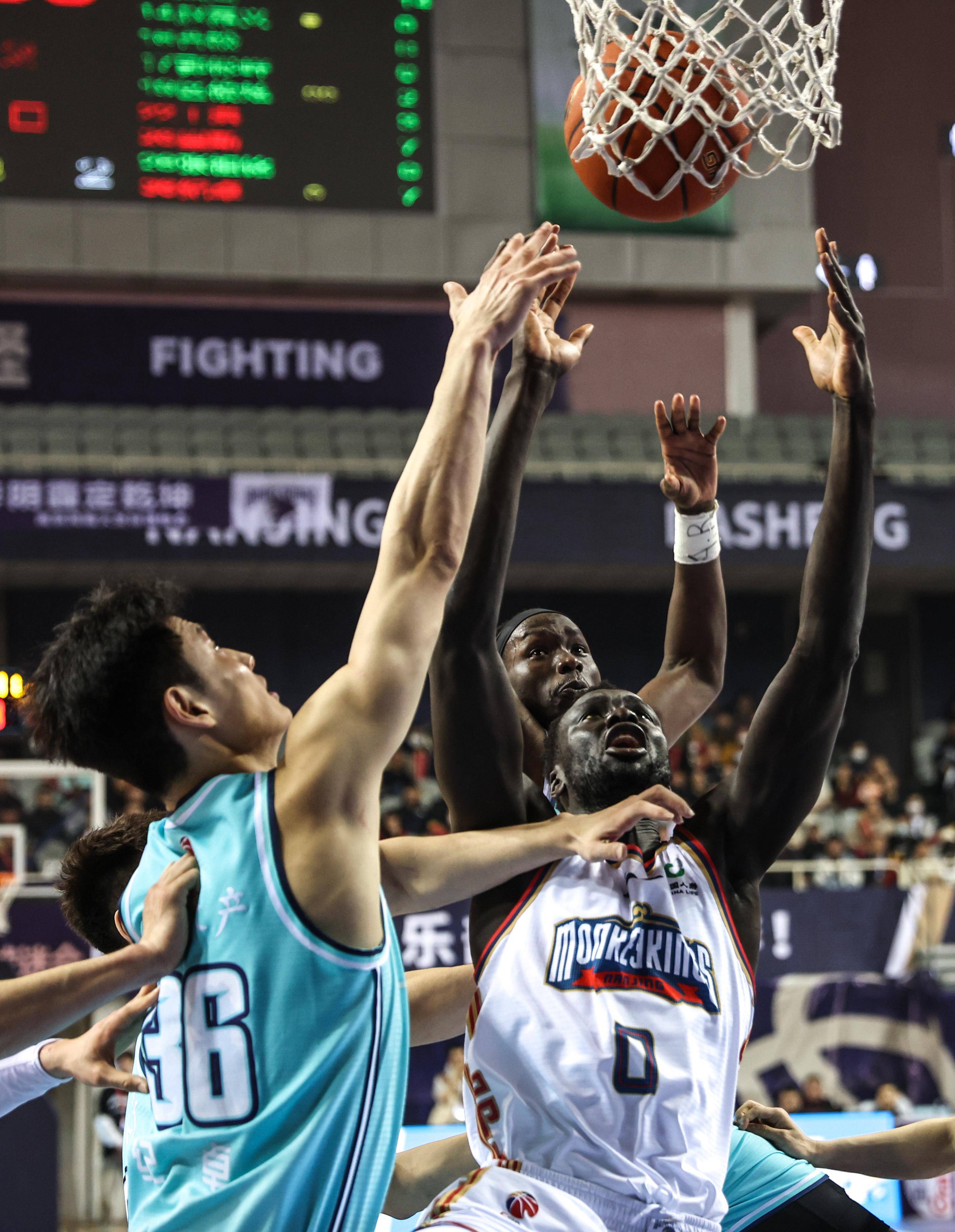 (体育)篮球——cba常规赛:南京同曦宙光不敌青岛国信水产_比赛_新华社