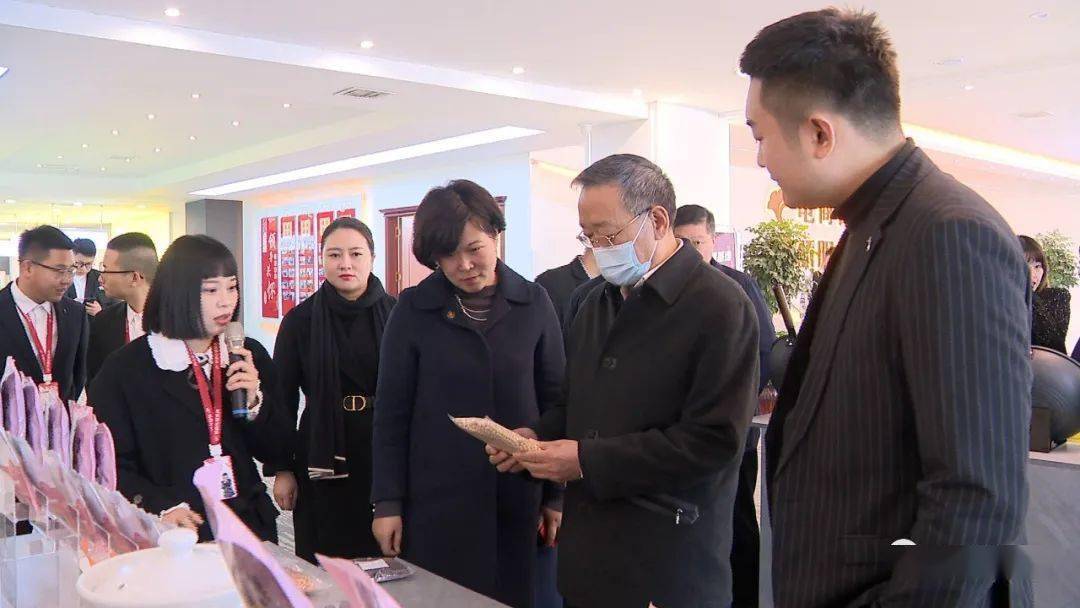 活动还邀请了业务分享进行了合作签约省电商直播联盟与邳州官湖直播