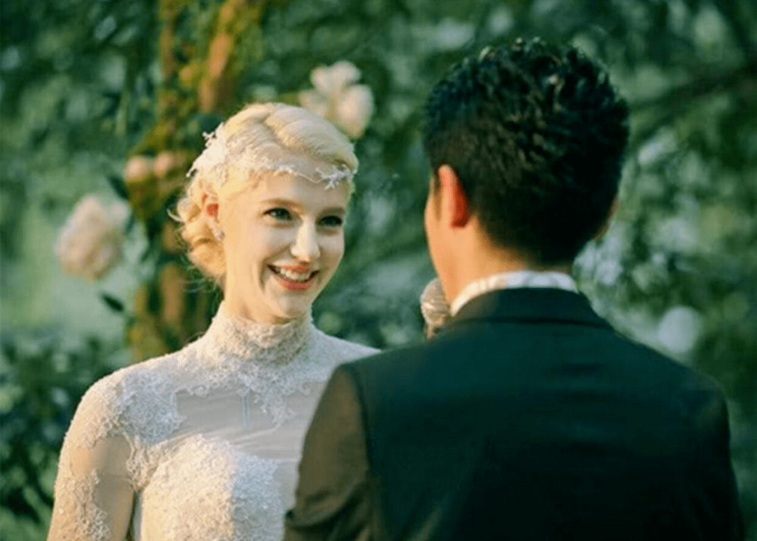 撒贝宁全家福曝光,混血龙凤胎正脸太可爱,亲妹妹颜值高似明星!