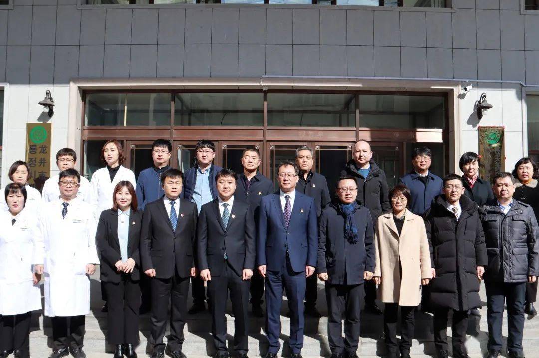 随后,黄炳昊与金永德共同为延边大学附属医院龙井医院进行揭牌.