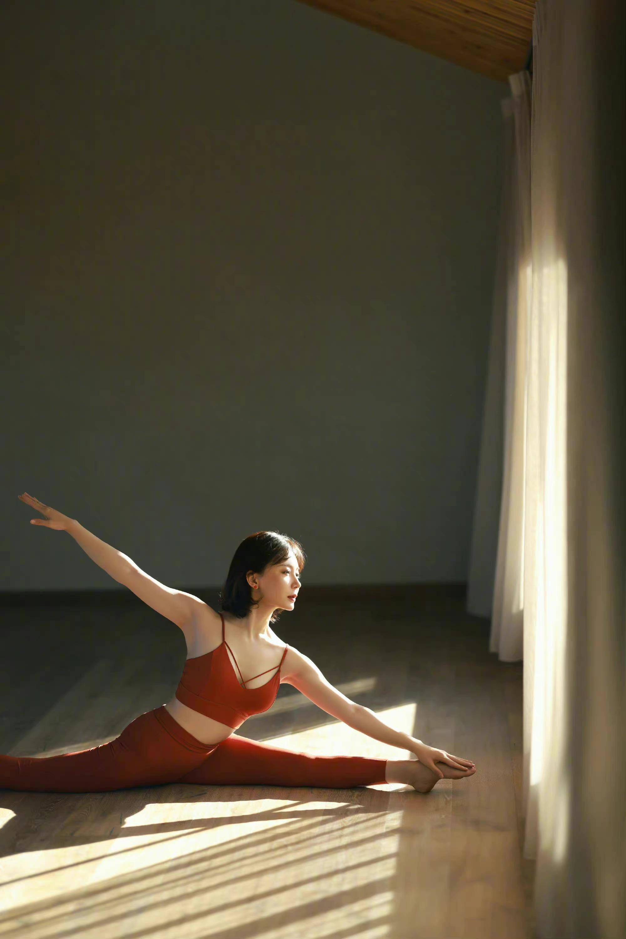 45岁陈数晒瑜伽照,做高难度动作秀傲人身材,比小姑娘还耐看!