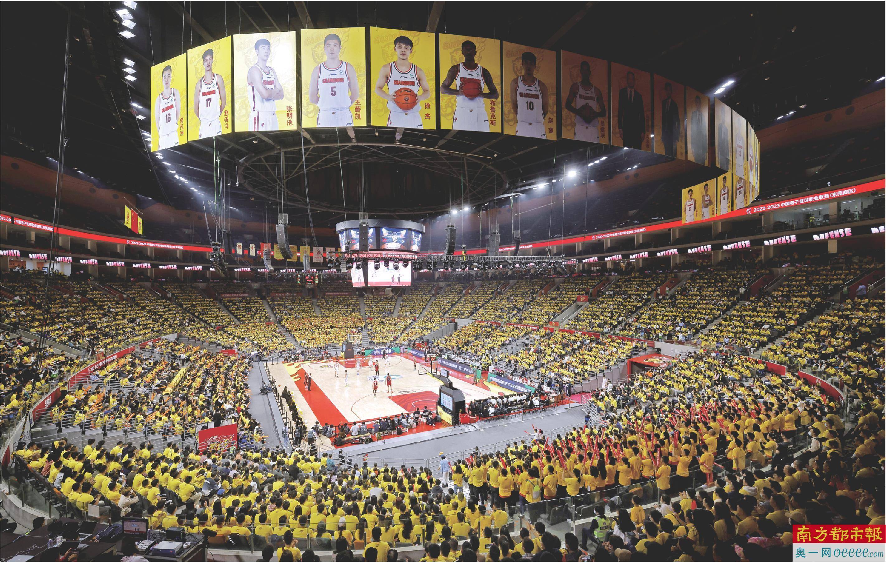 广东队主场座无虚席.广东男篮将时隔三年的回家首秀气氛烘托到了极致.