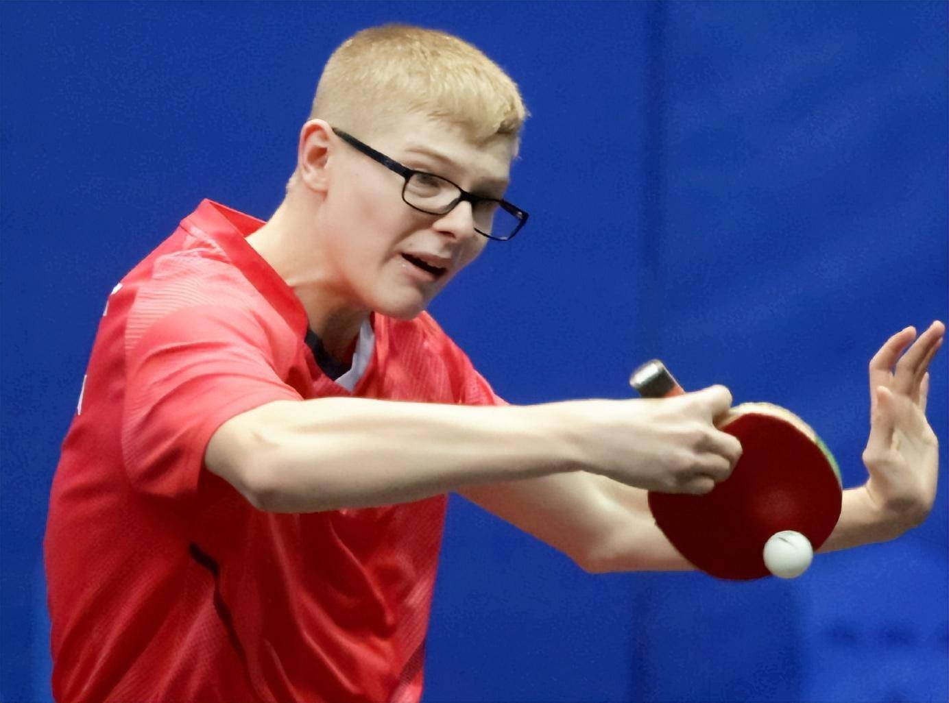 北京时间3月4日下午,乒乓球wtt印度球星赛上演了一场精彩的直横大战