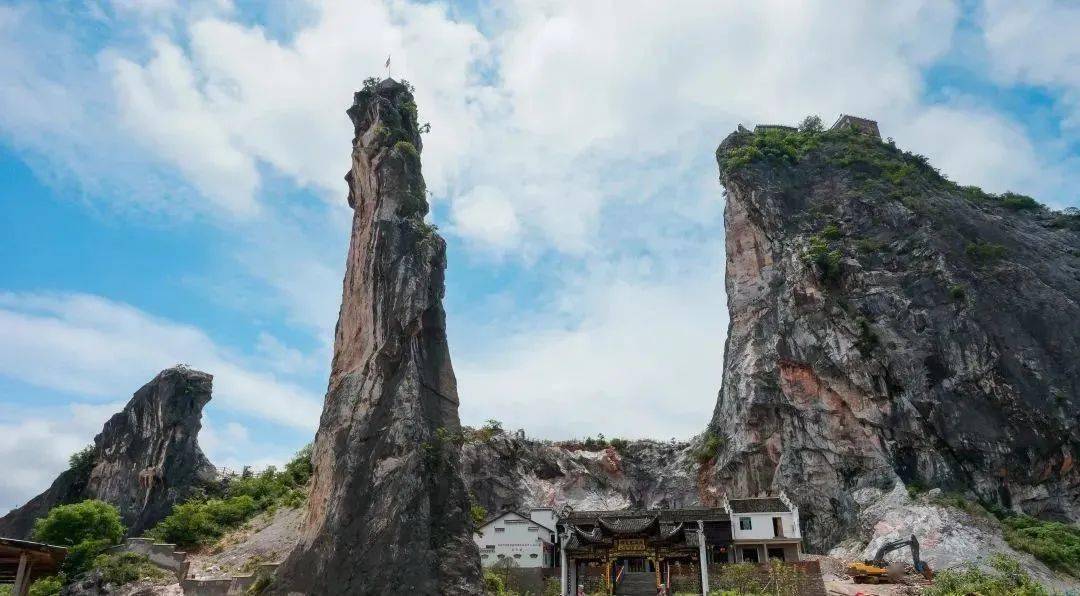 位于乐平市涌山镇的鸡公山,一派郁郁葱葱,生机盎然的景象.