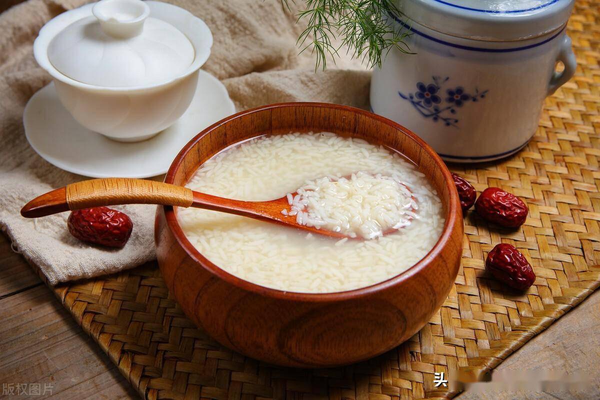 西北有些地方在惊蛰节是要喝醪酒的,因为惊蛰气温随回升,但是寒气也是