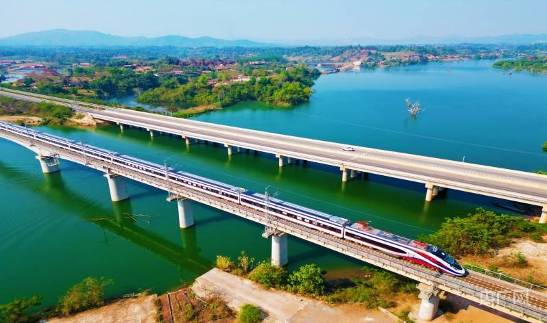 中老铁路老挝段单日旅客发送突破1万人次_列车_杨永_组织