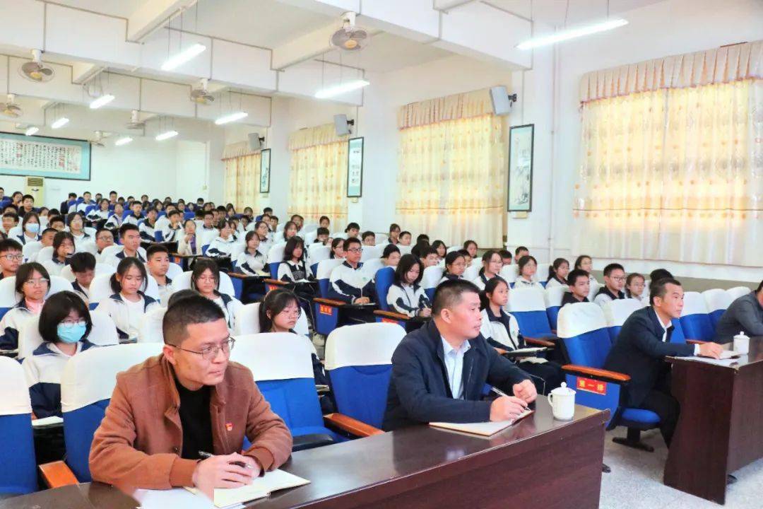 肖松盛到定南三中上思政课_建设者_社会主义_民族