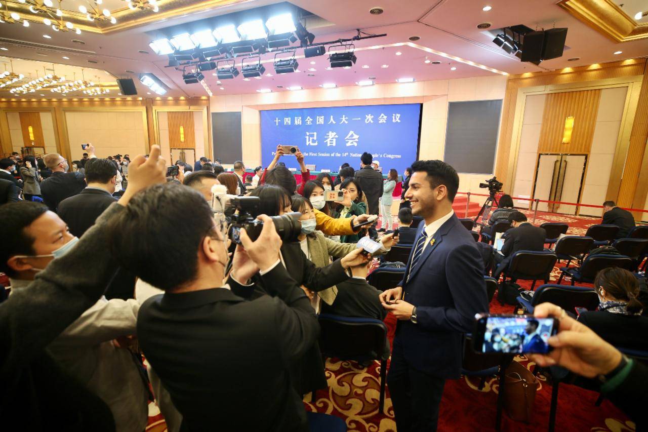 高清大图|外交部长秦刚答记者问_梅地亚_记者会_中心