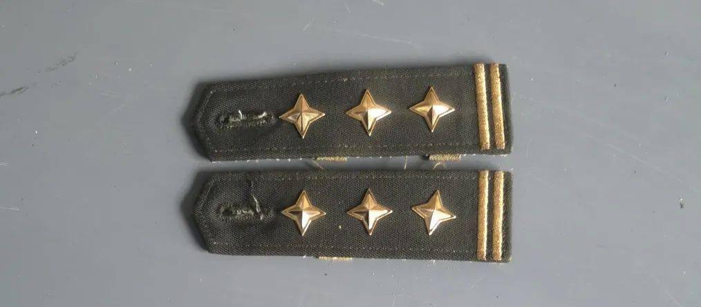 警服_红色_领章