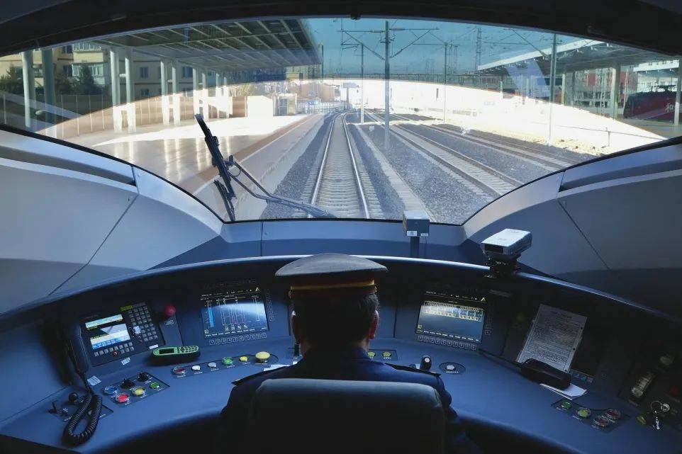 驾驶室中的监控系统能够全程记录高铁司机的声音和图像工作中高铁司机