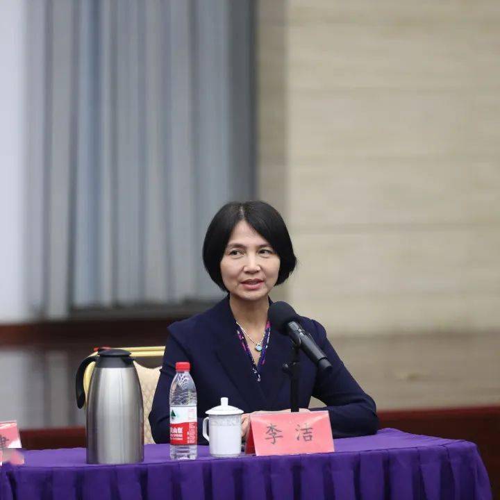 天津市安定医院院长——李洁给我们讲解了更年期女性生理和心理的症状