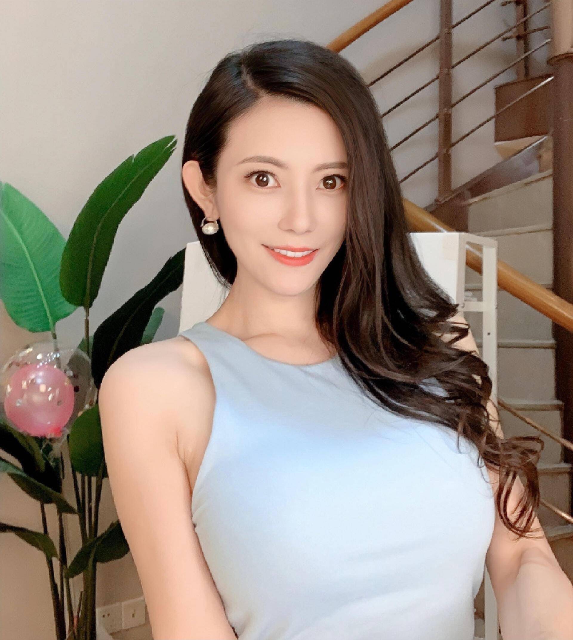 雷宇扬被曝离婚！小21岁妻子颜值高身材好,做网红炫富成瘾
