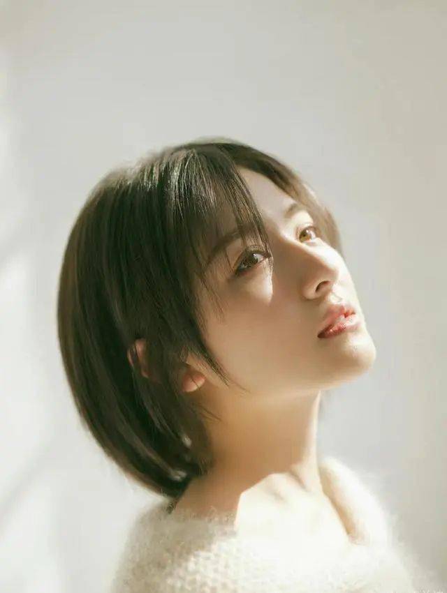 李兰迪新造型好温柔,穿白色毛衣搭配齐肩短发,元气又少女_网友_瞬间
