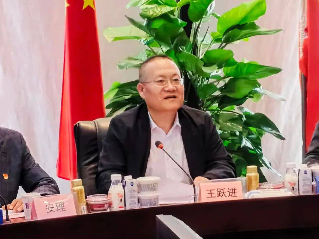 活动开始前,王跃进董事长一行在三元资深讲解员的指引下依次参观了