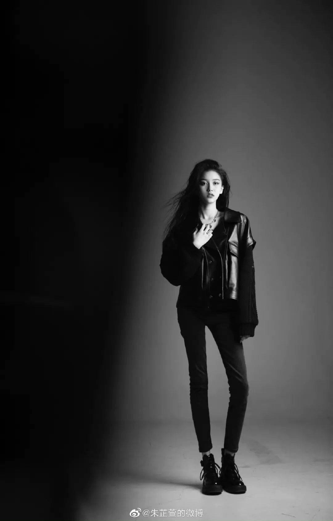 镜头下的表现力很自然,696969很有辨识度的长相,朱芷萱在上戏和